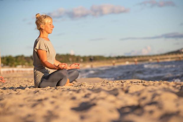 Yoga am Strand (c) Kurverwaltung Goehren Martin Stoever _09-2020_P5I3823