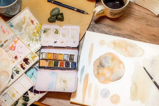 Symbolfoto | Malen mit Aquarellfarben im Pavillon