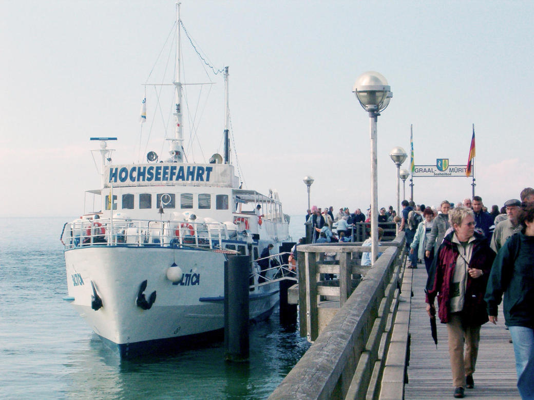 MS Baltica an der Seebrücke Graal-Müritz
