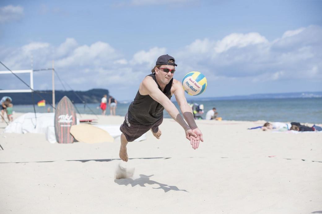 Tiki Beach Volleyball (c) Kurverwaltung Goehren Martin Stoever _07-2016_62P0287