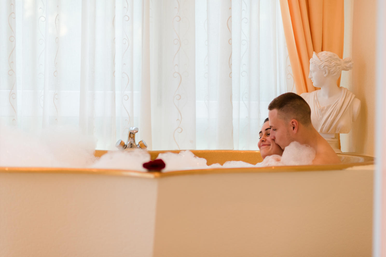 TRIHOTEL Rostock: Kuschelweekend für Verliebte / Mecklenburgische ...