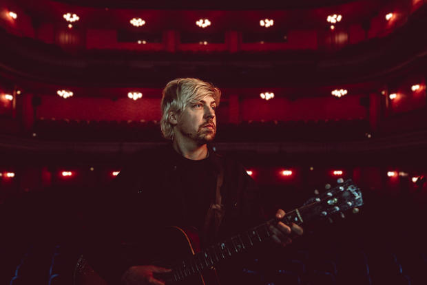 BINZ & FRIENDS: Philipp Poisel auf Adventstour