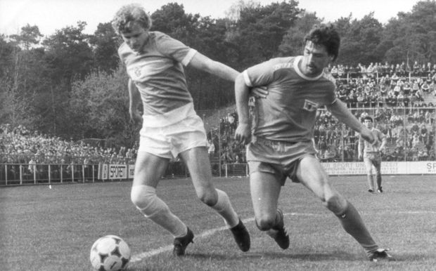 Spieler des F.C. Hansa Rostock und des Kontrahenten in Aktion