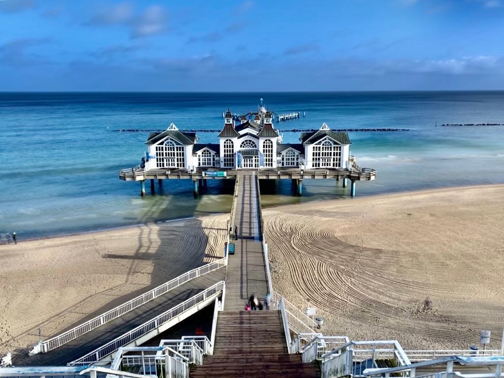 Seebrücke Sellin – Feine Dame ganz in Weiß