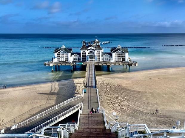 Seebrücke Sellin – Feine Dame ganz in Weiß