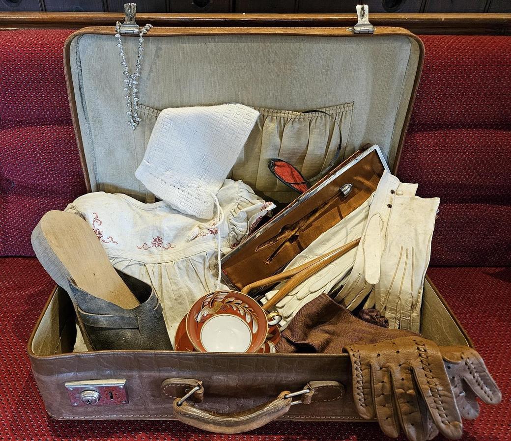 Geöffneter Museumskoffer mit einem Sammelsurium an Exponaten.