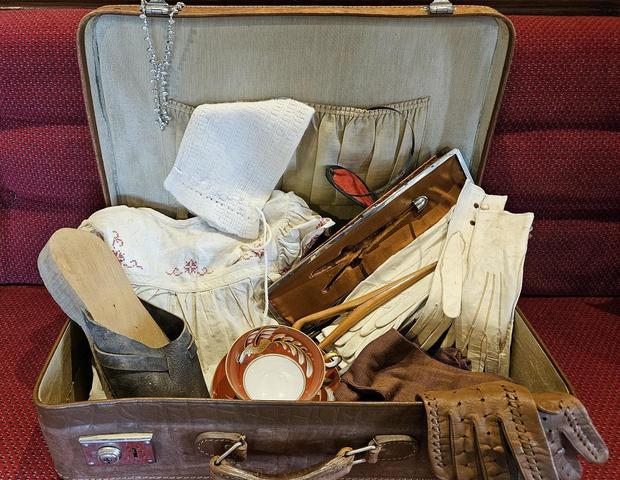 Geöffneter Museumskoffer mit einem Sammelsurium an Exponaten.