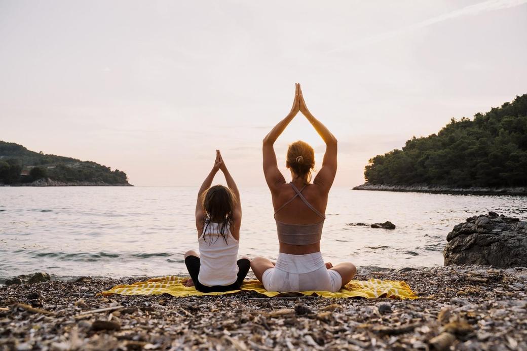 Kinder-Yoga am Strand