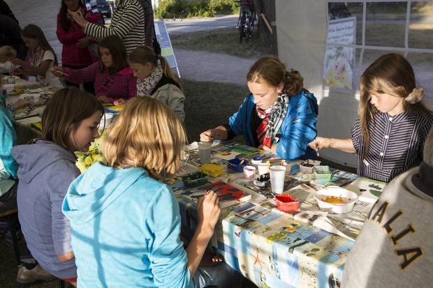 Kinder malen beim Ahrenshooper Kindersommer