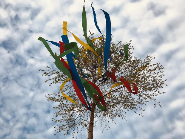 Der bunt geschmückte Maibaum