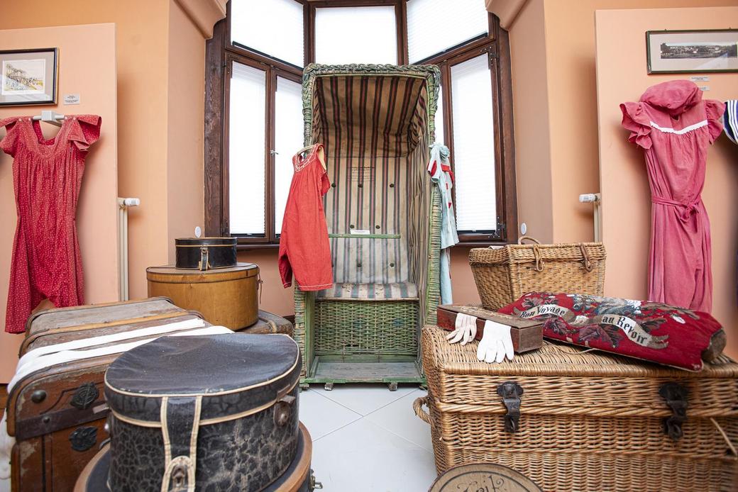 Blick in die Ausstellung: Historischer Strandkorb mit Bademoden und Reisegepäck des 19. Jahrhunderts.