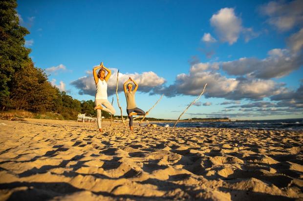 Qigong (c) Kurverwaltung Goehren Martin Stoever _09-2020_P5I3504-Göhren-Yoga am Nordstrand am Morgen