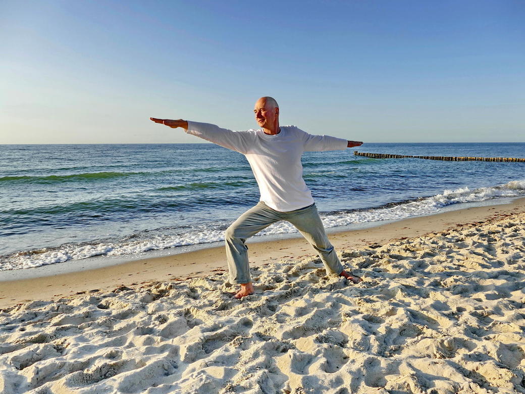 1,5 Stunden Achtsamkeit, Atmung und sanfte Yoga-Asanas.