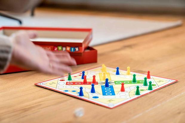 Bibliothek mit Brettspiel-Mensch-ärgere-dich-nicht