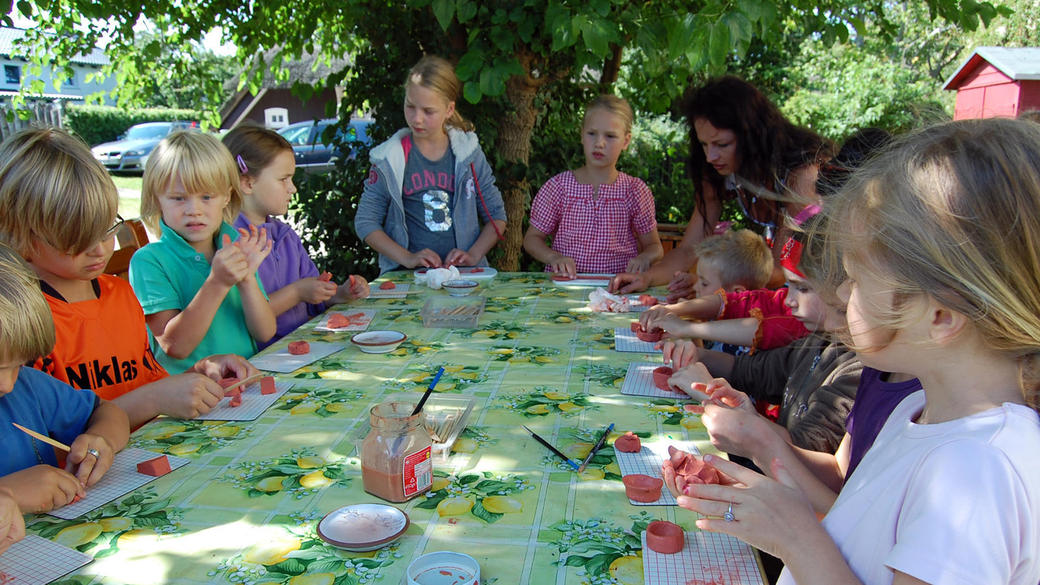 Junge Töpfer beim Kindersommer
