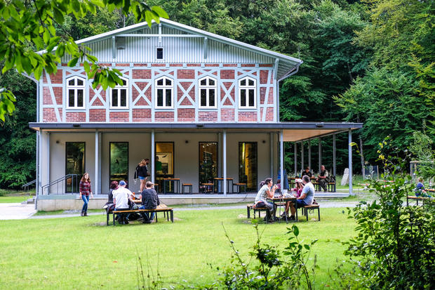 welterbeforum-aussenansicht-im-sommer