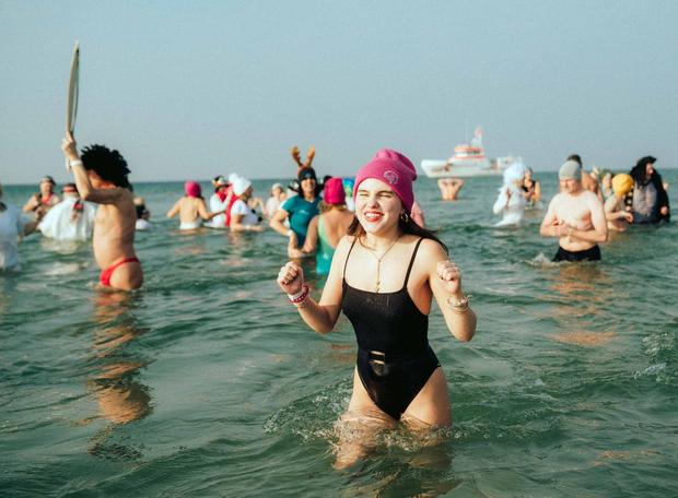 Eisbaden zum Warnemünder Wintervergnügen